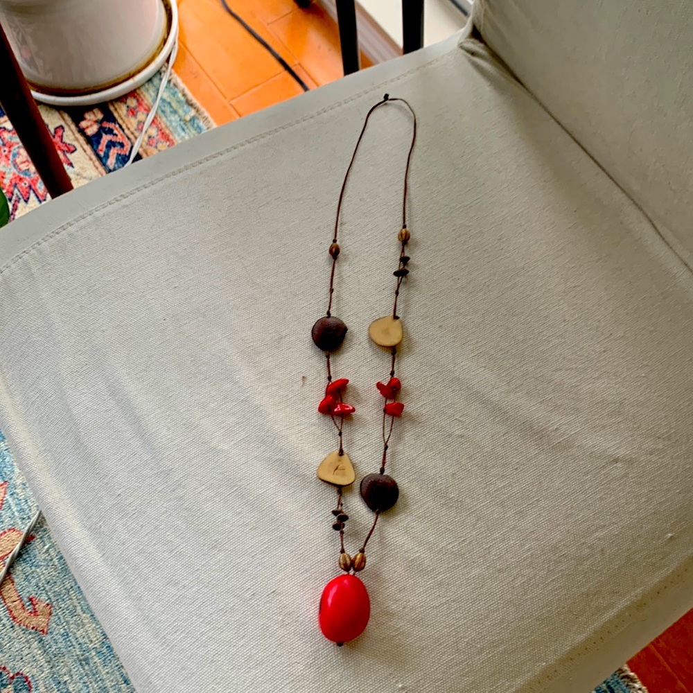 Necklace with nuts and coral like natural stones